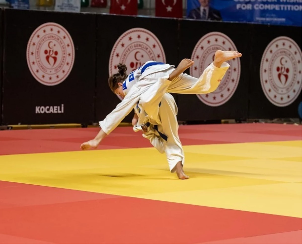 Ümraniye Belediyesi Spor Kulübü, Gemlik Uluslararası Karete Do Şampiyonası ve Judo Yıldızlar Avrupa Kupası’nda 9 madalya kazandı